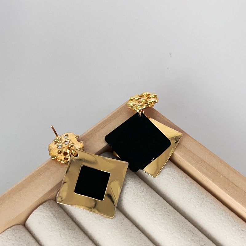 1 Pair Of Women's Fashion Casual Black Square Large Earrings New Retro Light Luxury Metal Personality Earrings Geometric Sequins Party Earrings