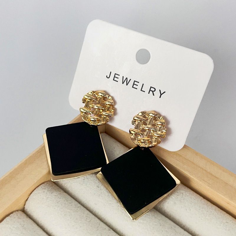 1 Pair Of Women's Fashion Casual Black Square Large Earrings New Retro Light Luxury Metal Personality Earrings Geometric Sequins Party Earrings