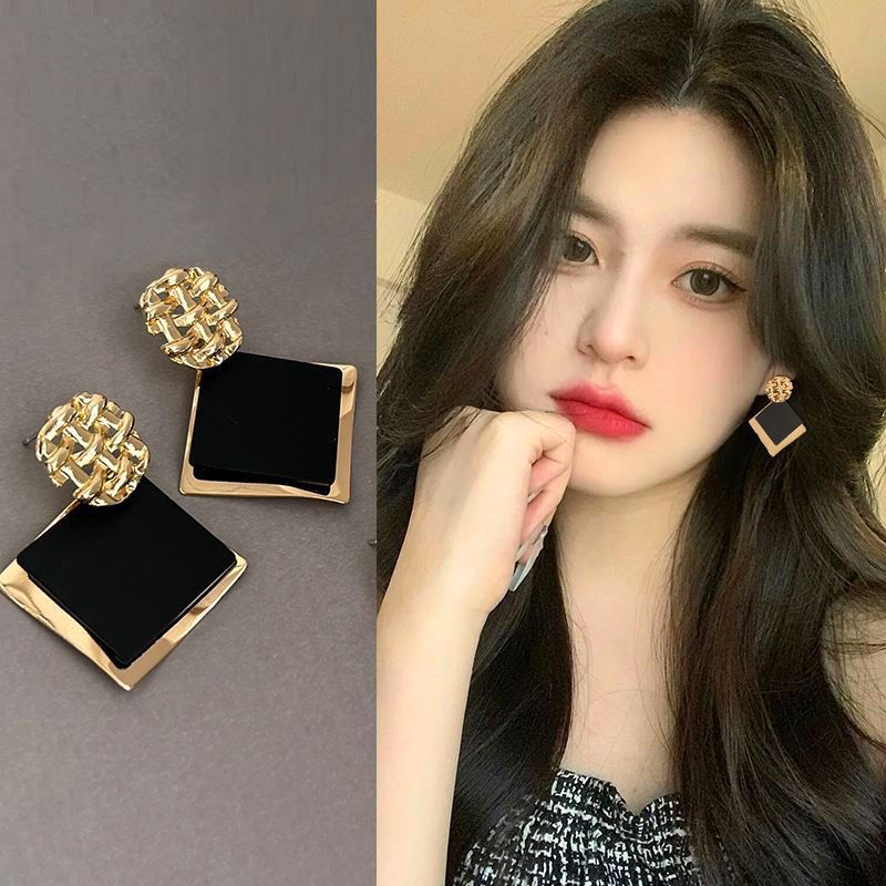 1 Pair Of Women's Fashion Casual Black Square Large Earrings New Retro Light Luxury Metal Personality Earrings Geometric Sequins Party Earrings