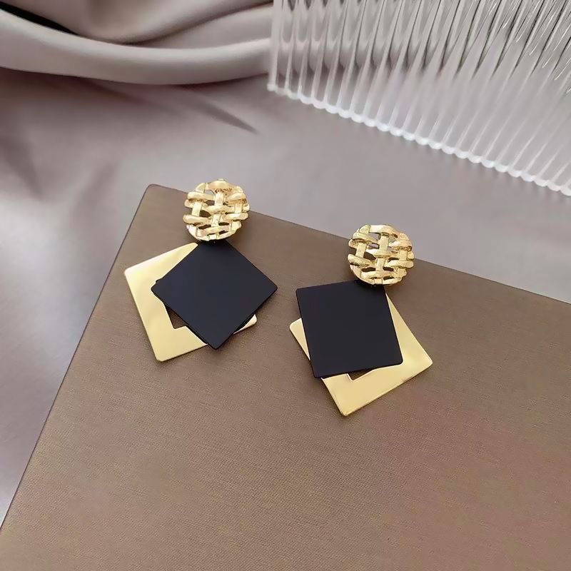 1 Pair Of Women's Fashion Casual Black Square Large Earrings New Retro Light Luxury Metal Personality Earrings Geometric Sequins Party Earrings