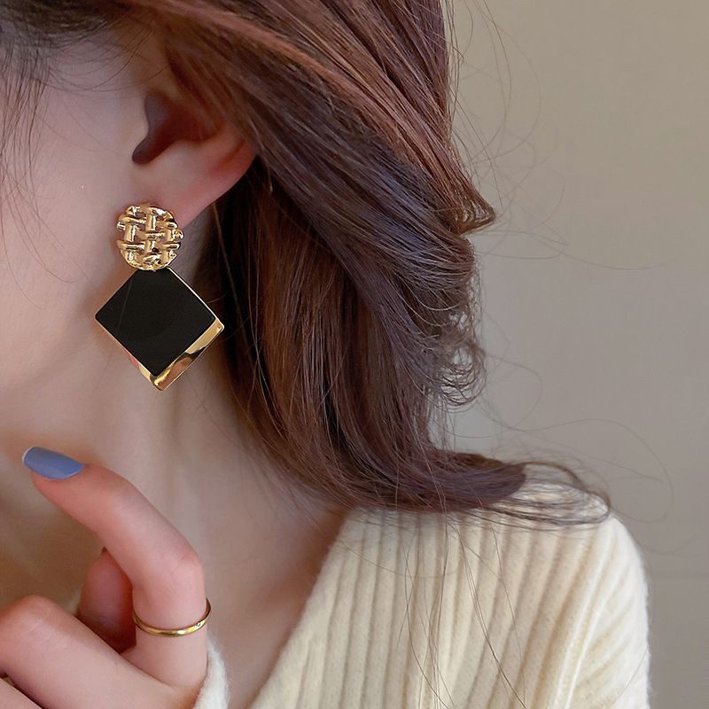 1 Pair Of Women's Fashion Casual Black Square Large Earrings New Retro Light Luxury Metal Personality Earrings Geometric Sequins Party Earrings