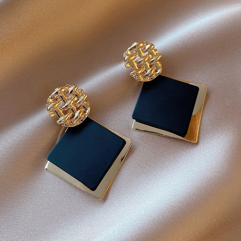 1 Pair Of Women's Fashion Casual Black Square Large Earrings New Retro Light Luxury Metal Personality Earrings Geometric Sequins Party Earrings