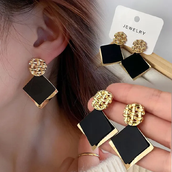 1 Pair Of Women's Fashion Casual Black Square Large Earrings New Retro Light Luxury Metal Personality Earrings Geometric Sequins Party Earrings
