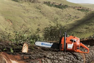 Husqvarna 272XP Professional Chainsaw | 72cc Gas-Powered Chain Saw for Logging & Heavy-Duty Cutting