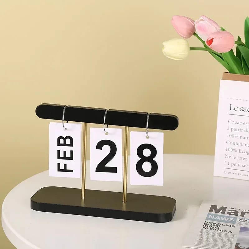 Minimalism Creative Living Room Office Decoration Wooden Calendar.Is made of high-quality wood material, it is sturdy and durable, the base is stable, and it is guaranteed not to fall or break.