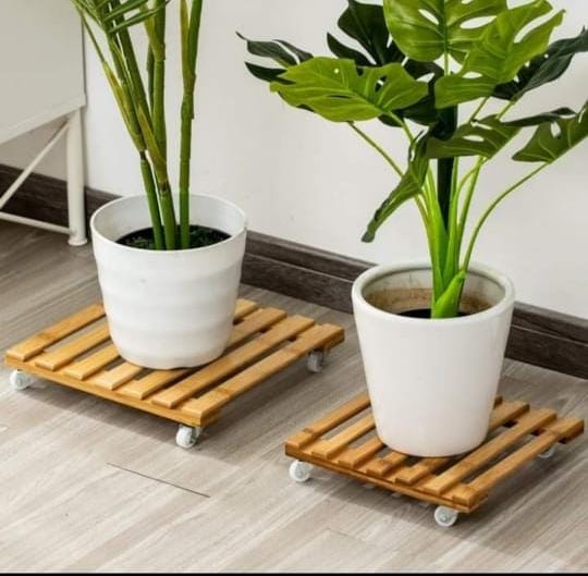 Plant roller base stand .plant stand with wheels is made of quality pine wood, resistant to corrosion, sturdy, not easy to wear or break, with 4 wheels at the bottom that can rotate 360 degrees.