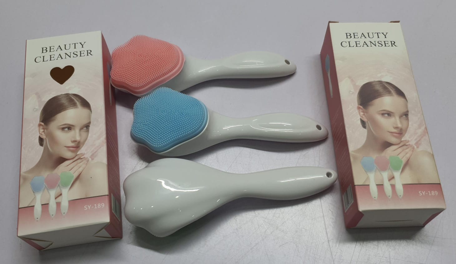cat paw shape Beauty cleanser silicone face cleaning brush. it can loosen blemishes and clogged pores to improve skin elasticity and collagen production.