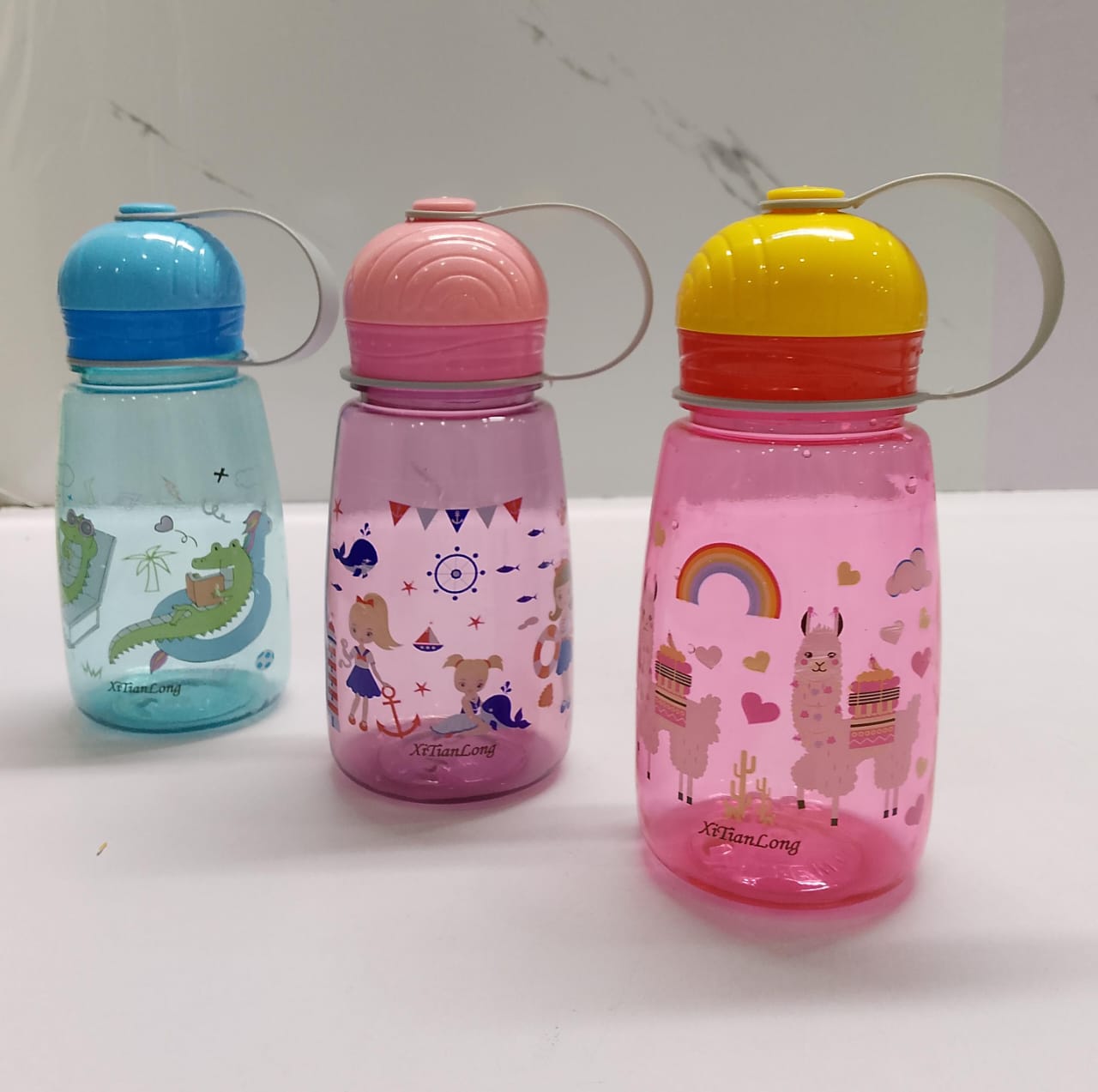 Strawless Xitianlong kids water bottle. It is smooth and comfortable. Easy to be cleaned, non-slip handle, easy for kids to grip. Safe to bite anywhere in the mouth of the cup to drink water.