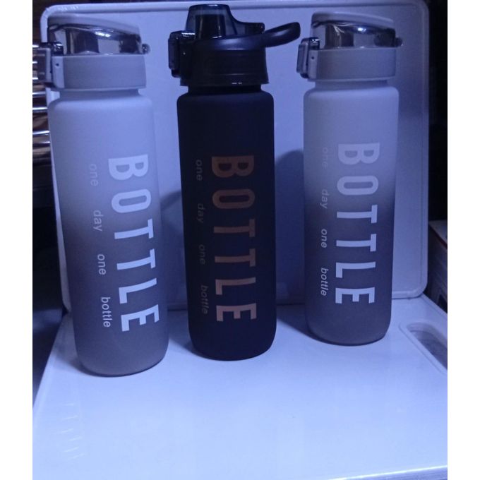 One day single water bottle Material & Durability
Lightweight, sturdy material (BPA‑free plastic, stainless steel, or Tritan)
Non‑toxic and food‑safe
Lid & Drinking Access
Secure, leak‑proof lid to
