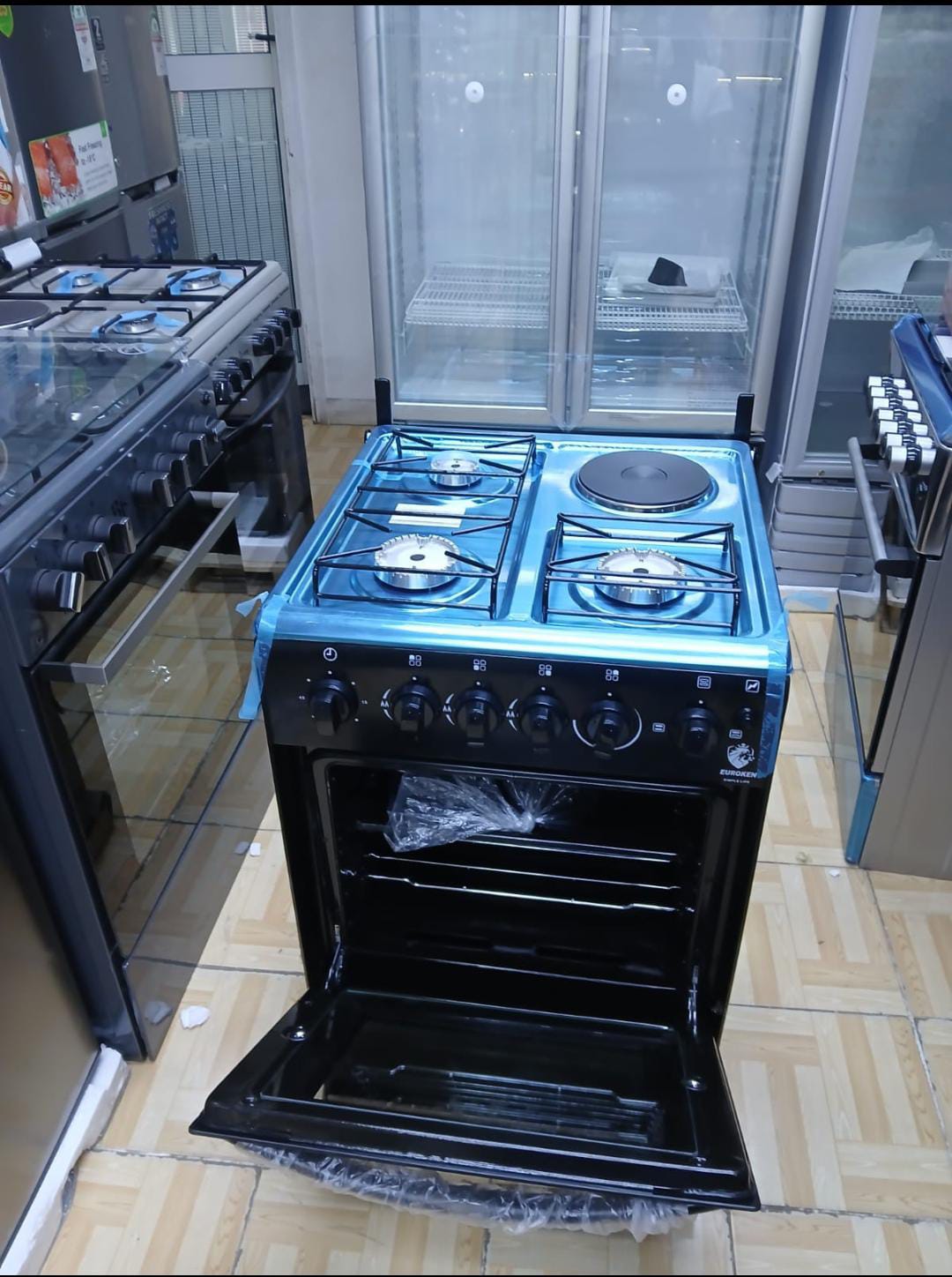 3 in 1 Euroken 60 by 60 3‑in‑1 Functionality – Integrated cooker hood + hob + oven in one unit.
60 × 60 cm Standard Size – Fits most standard kitchen cabinets/spaces.
Multi‑Zone Hob – Multiple burne