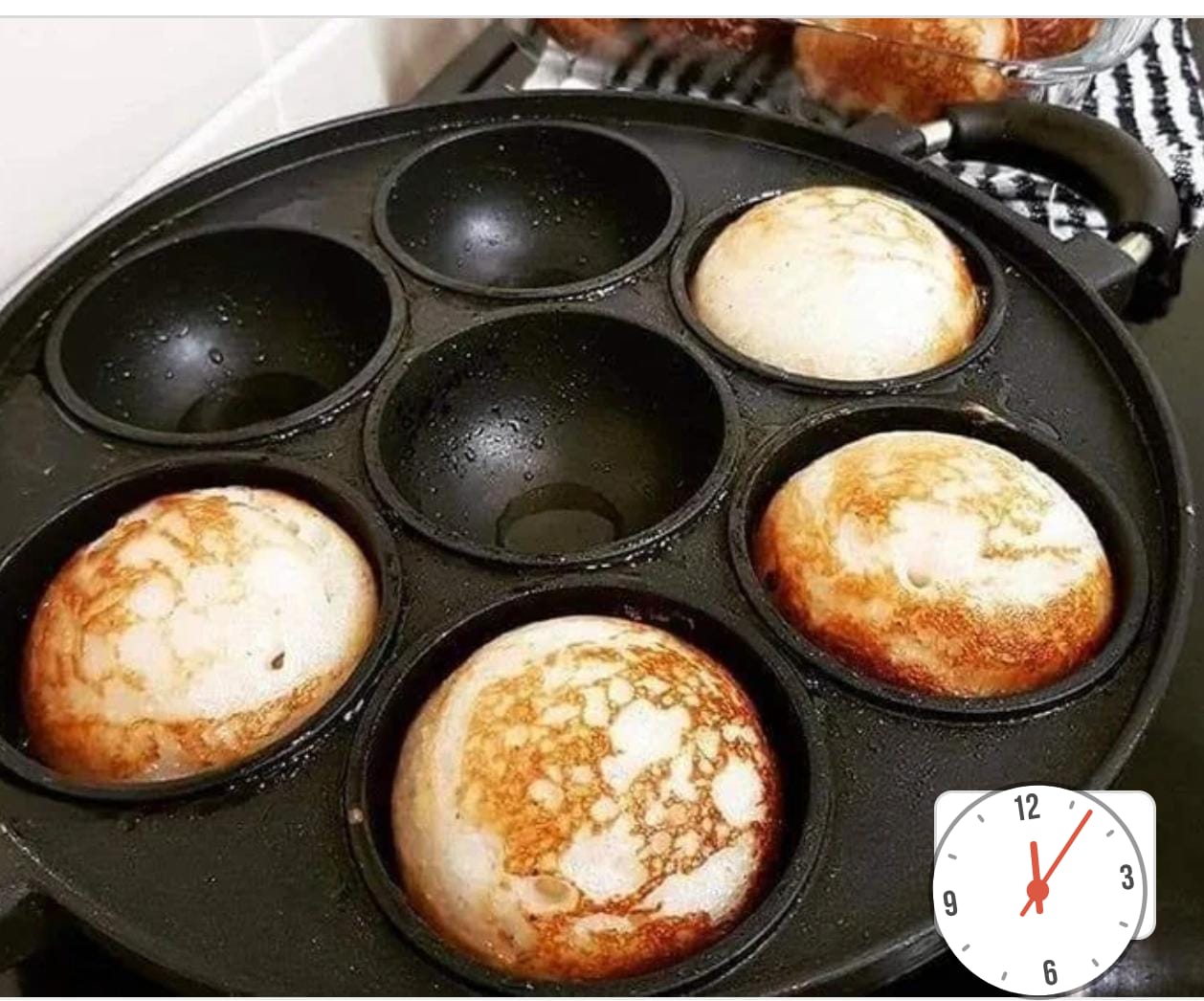 High quality die-cast non-stick induction Heavy Donut pan Die‑Cast Construction
Solid, durable build that ensures even heat distribution and long‑lasting strength.
Non‑Stick Coating
Smooth, high‑qu
