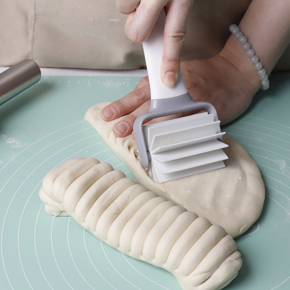Pizza Roller suit decorative pattern Plastic Mesh knife Multi use Roller knife originality bread noodle Rolling cutter