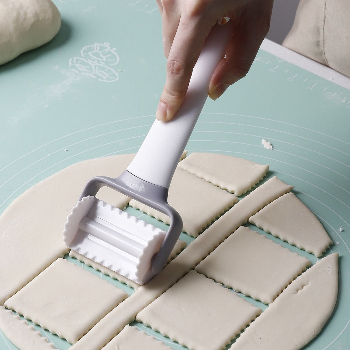 Pizza Roller suit decorative pattern Plastic Mesh knife Multi use Roller knife originality bread noodle Rolling cutter