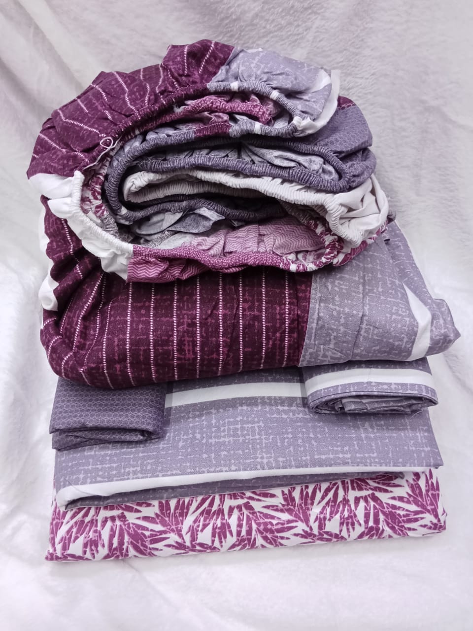 Cotton Bedsheet Set, Includes 2 Flat Bedsheets, 1 Fitted Bedsheet, and 2 Pillowcases, Soft and Comfortable Bedding for Single or Double Beds, Durable and Stylish