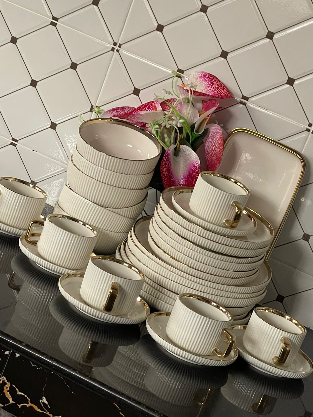 32 pcs set Gold realm Dinner set.32 PCs set 
✅6 cups 
✅6 saucers 
✅6 side plates 
✅6 bowls 
✅6 plates 
✅2 platters