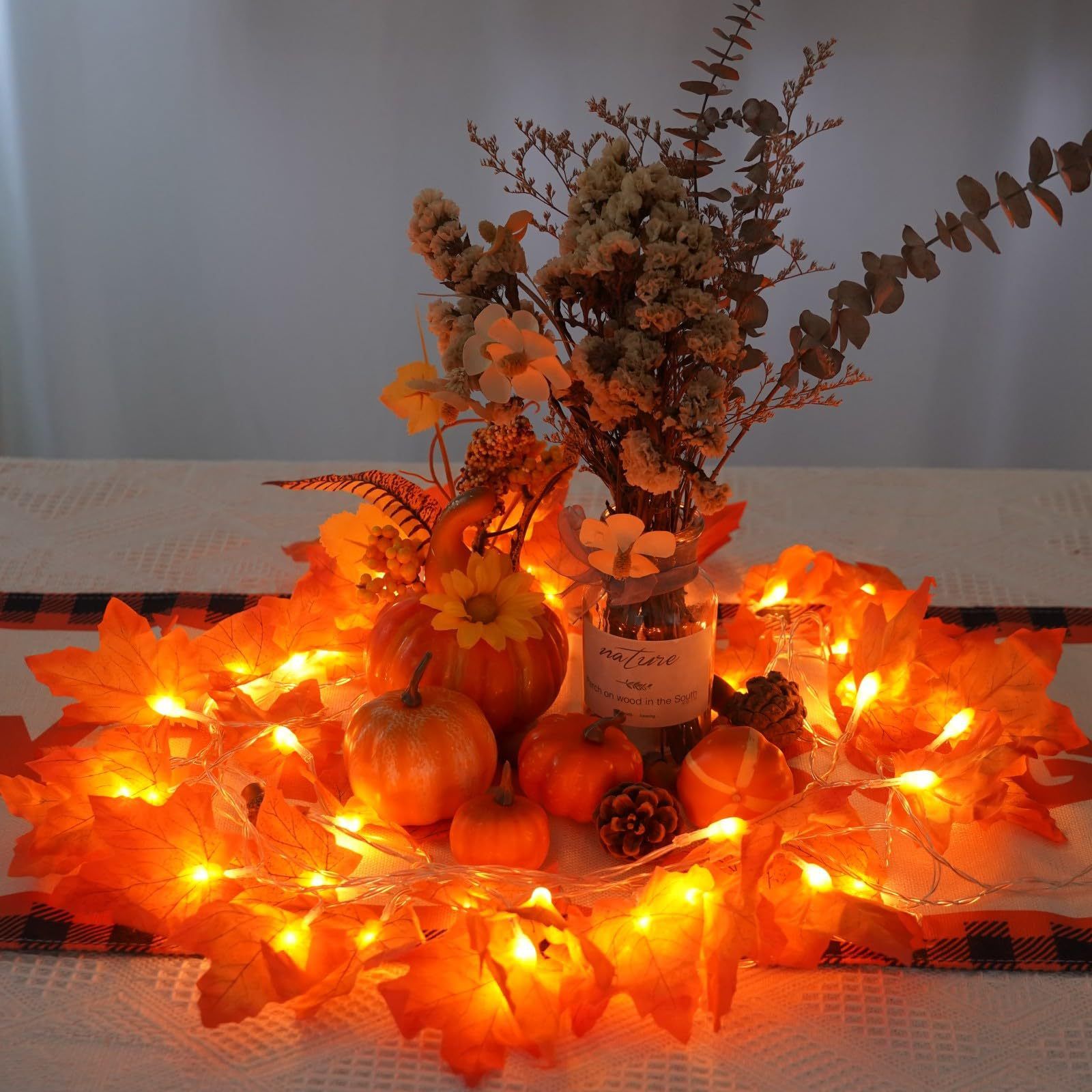 LED string lights with simulated maple leaf lights, perfect for autumn harvest, Thanksgiving, and Halloween decorations. Battery-powered string lights.