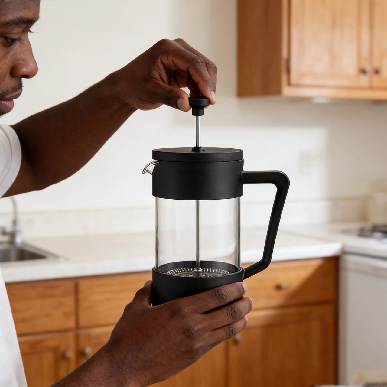 600ML French Press Coffee Maker/Teapot - Heat Resistant Borosilicate Glass - Stainless Steel Filter and Black Cover，Maximum Flavor Coffee Brewer with Superior Filtration