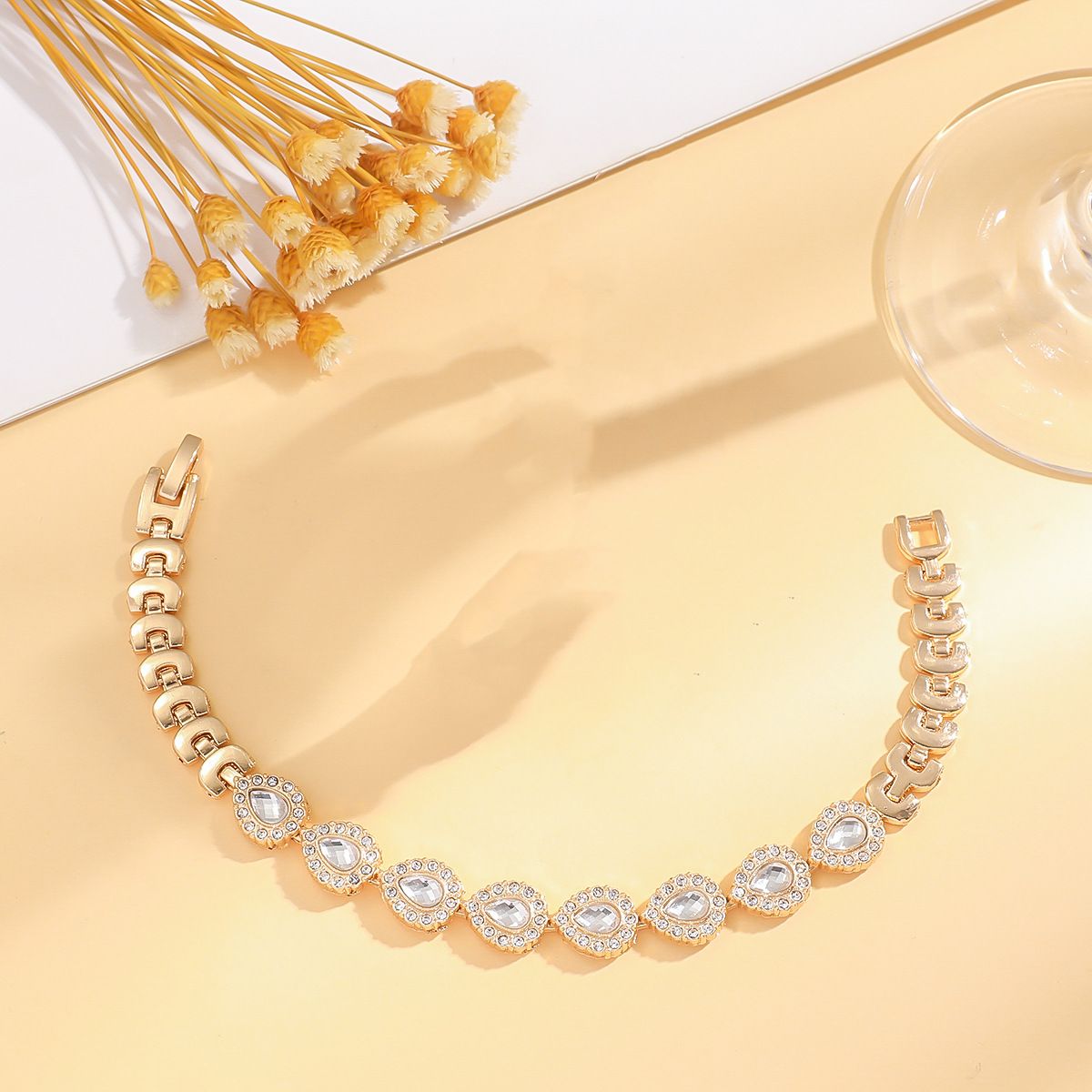 Ladies' heart-shaped case, dot scale dial diamond-encrusted flower pattern detachable bracelet fashionable heart-shaped watch
