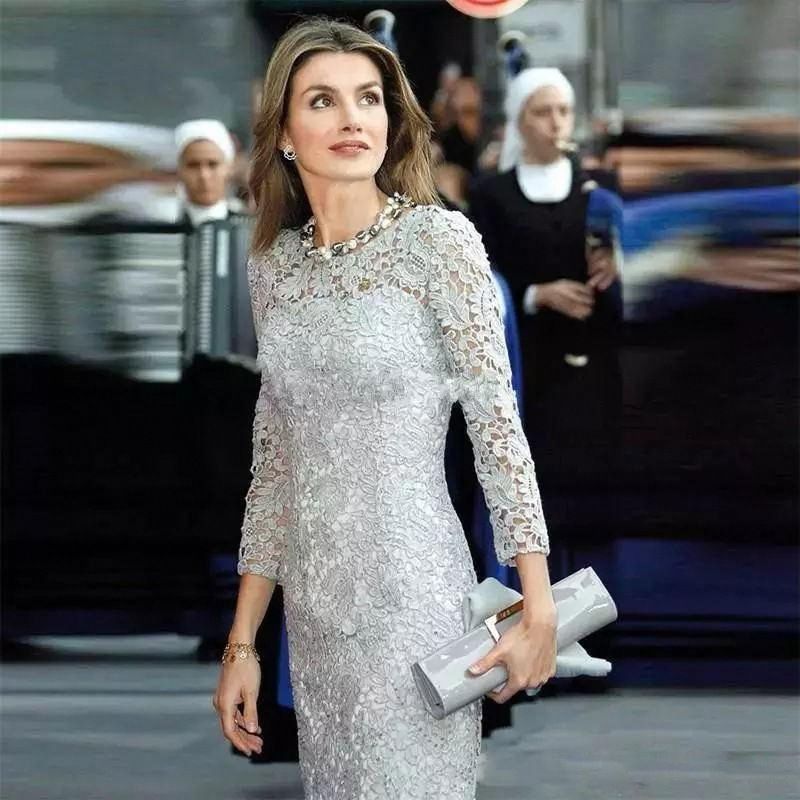 Silver lace openwork bride mother dress elegant knee-length bride mother dress is suitable for wedding.