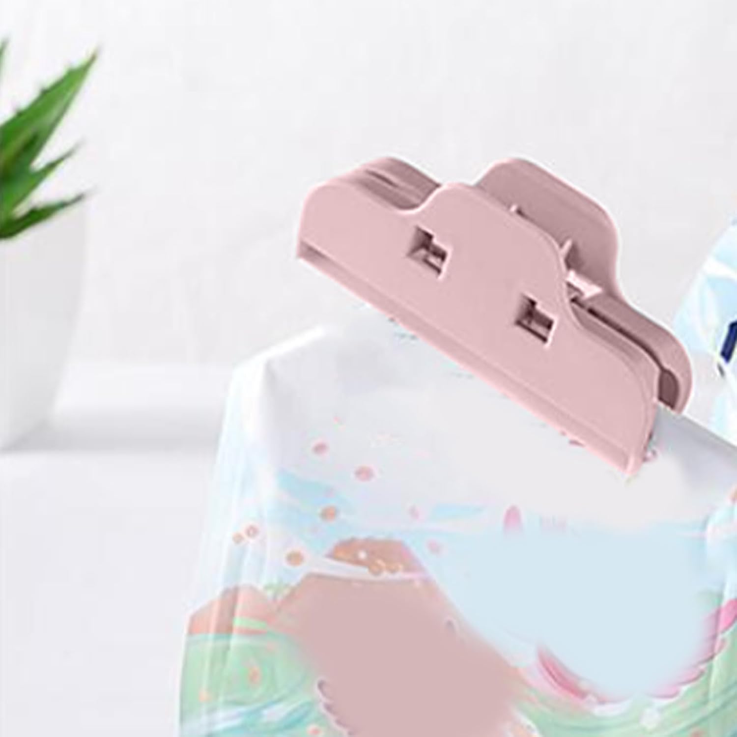 PLASTIC SEALER CLIPS – AIRTIGHT & DURABLE – KEEP FOOD FRESH LONGER–MOISTURE PROOF FOR SNACKS,BREAD,COFFE KITCHEN MUST HAVE.