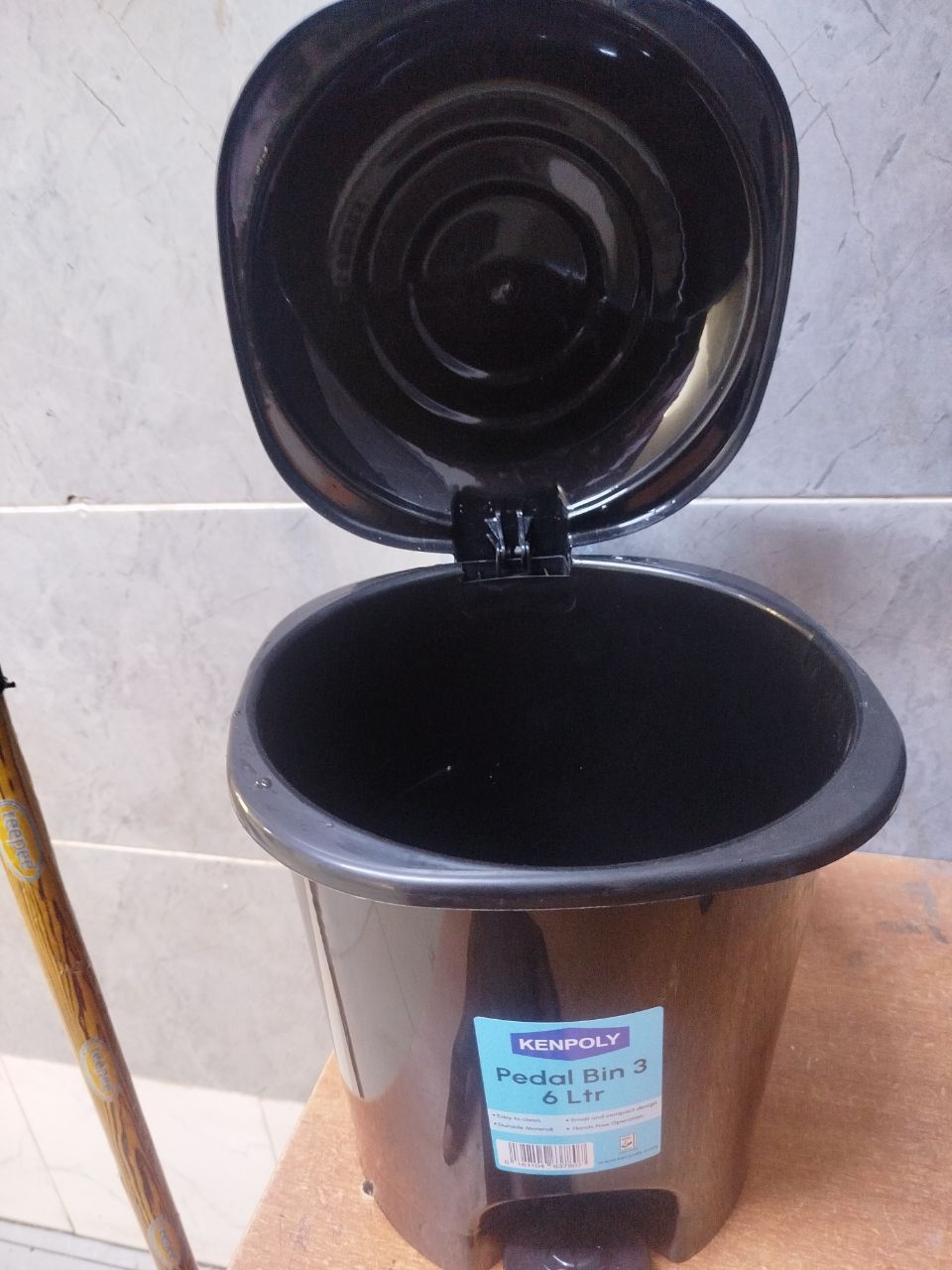 home use small waste bin with pedal  10 liters