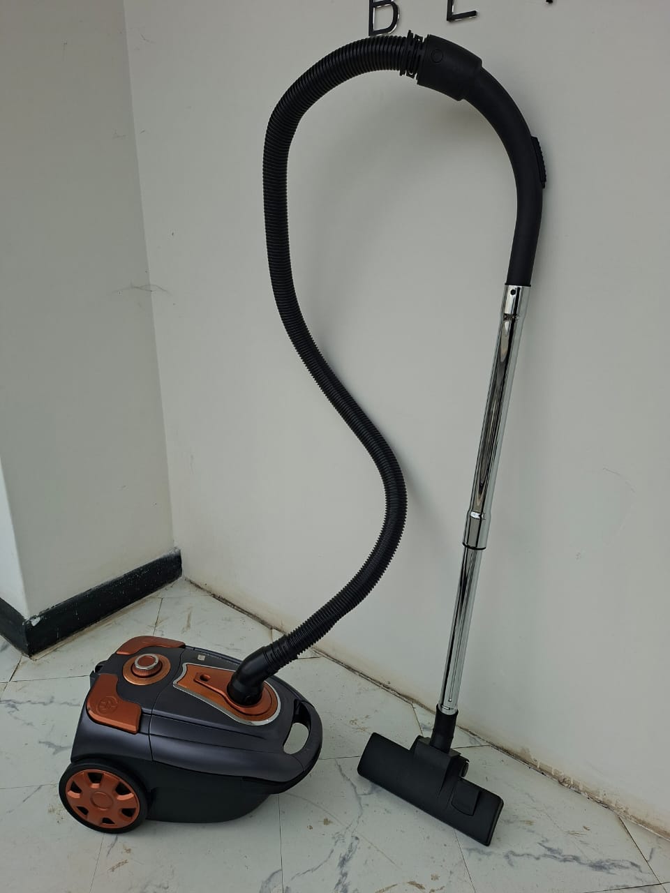 Rebune dry vacuum cleaner.Get a superior cleaning experience with the Rebune high-performance, lightweight vacuum cleaner with mobility-assisted wheels, equipped with a wide-area cleaning brush