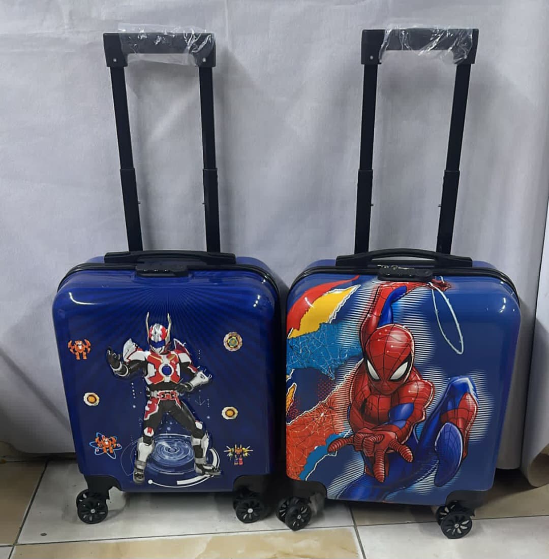 Kids’ hard-shell suitcase design.Equipped with four 360-degree silent spinner wheels, allowing children to pull or push the suitcase effortlessly in any direction.