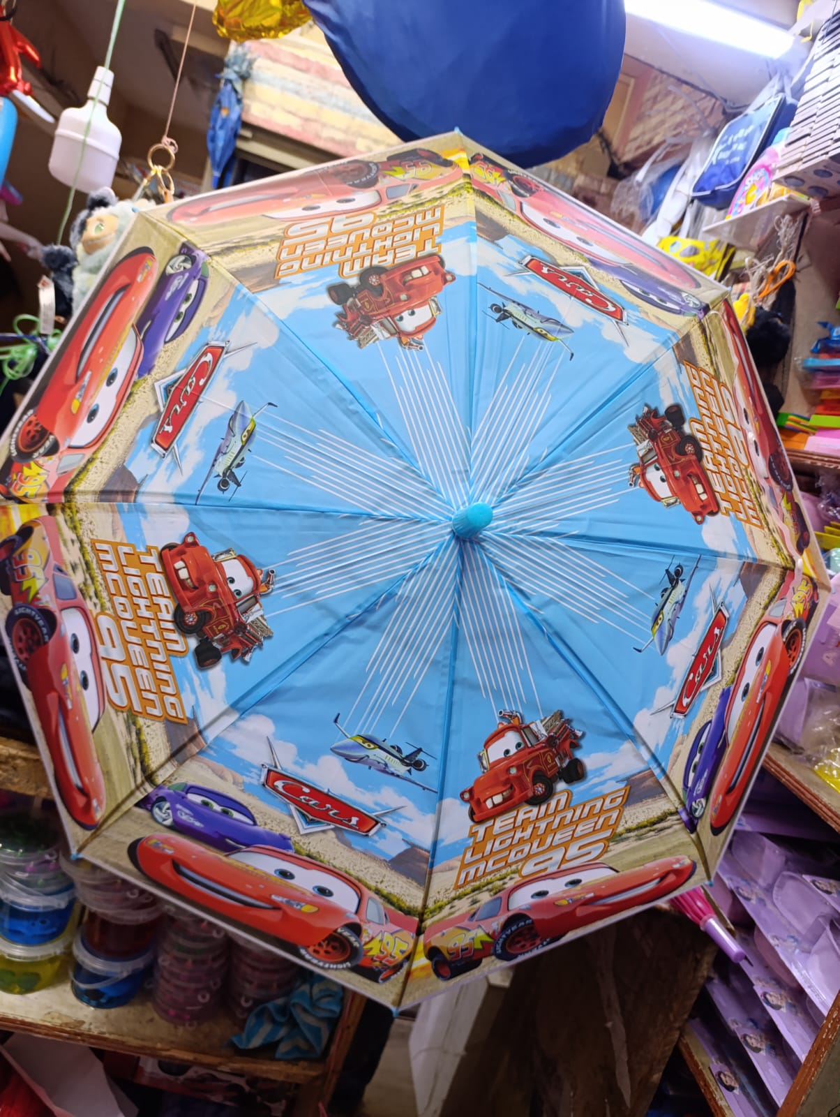 Cartoon theemed kids umbrella Bright cartoon-themed design that kids love and enjoy carrying
Lightweight and easy for small hands to hold
Child-friendly size for better comfort and control
Strong, dur