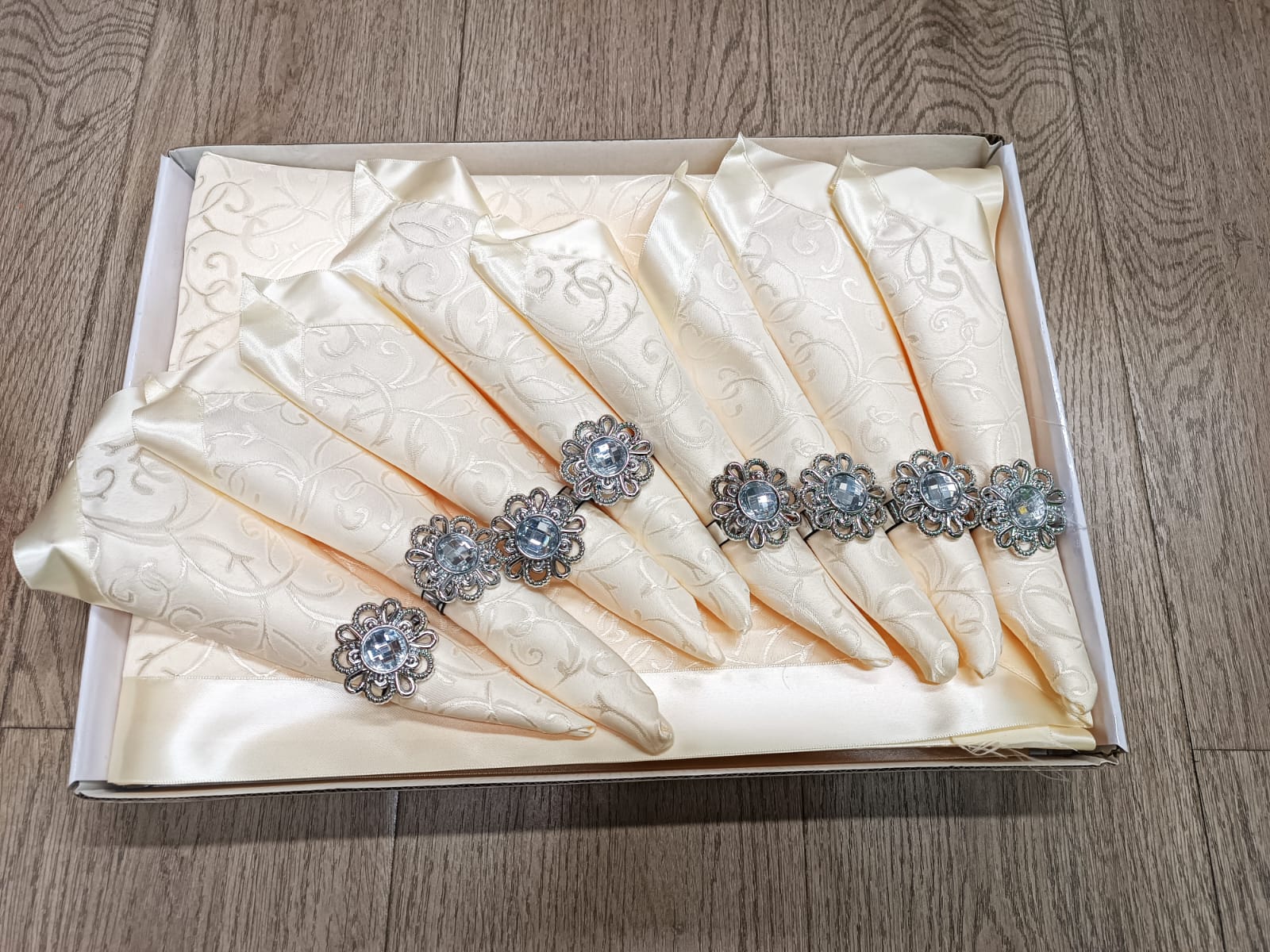 CLEARANCE OFFER !!! Size 150cmx220cm  single Table cloth with 8pcs classy high quality kitchen  napkins