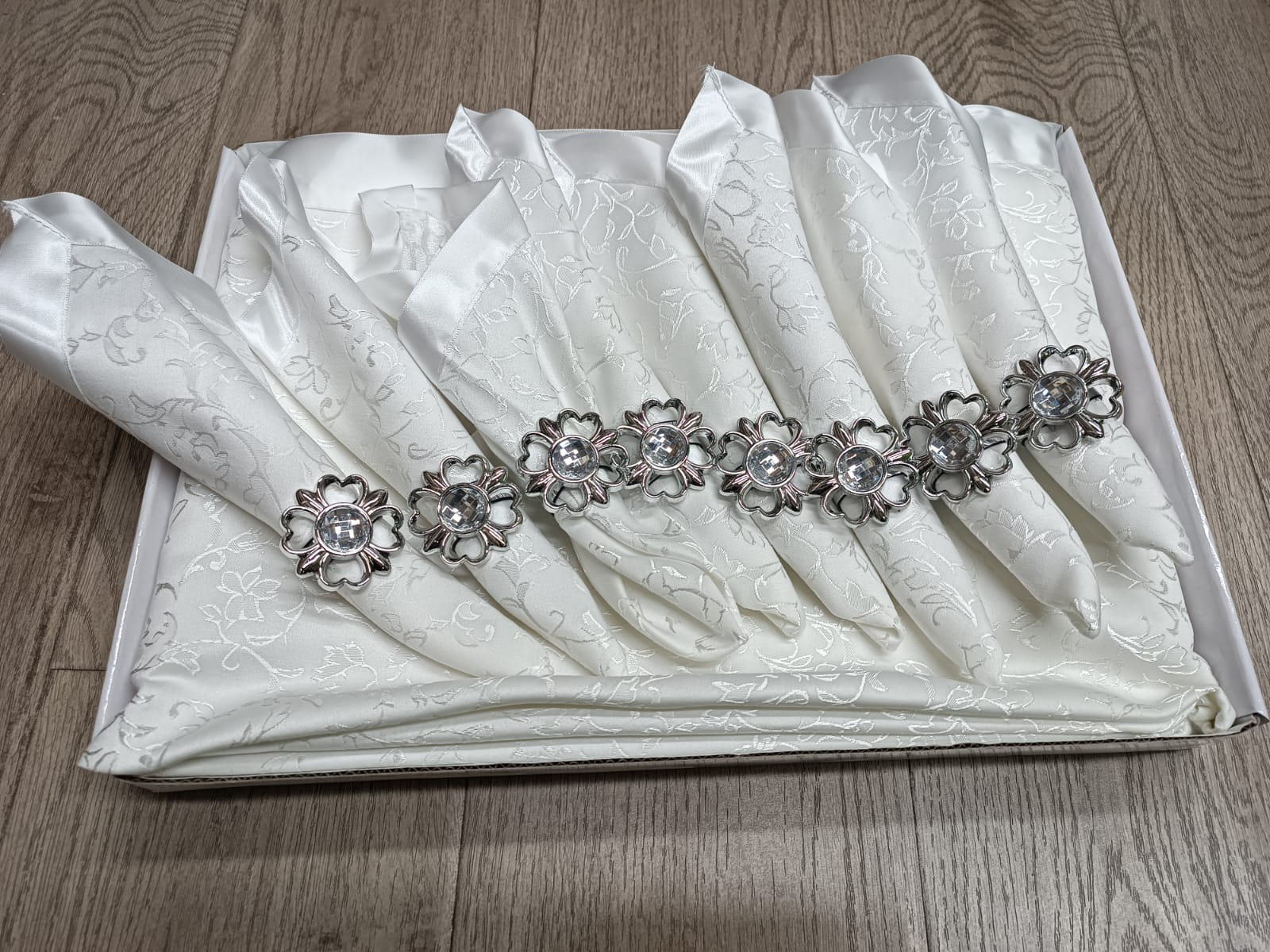 CLEARANCE OFFER !!! Size 150cmx220cm  single Table cloth with 8pcs classy high quality kitchen  napkins
