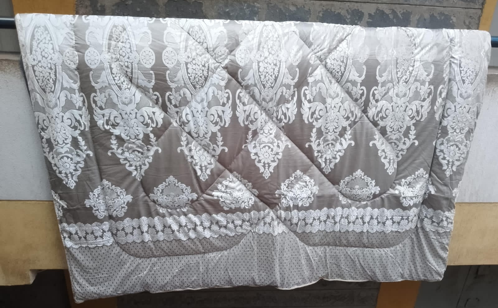 [ CLASSY NEW ARRIVALS🤩🤩✨ !!! ] (EXPERIENCE LUXURY FOR LESS ) 6 Pcs Size 6X7 Brand New High Quality Silk Duvet with 1 bedsheet , 2 pillowcases and 2 comforter cases at an Affordable Price✨👌