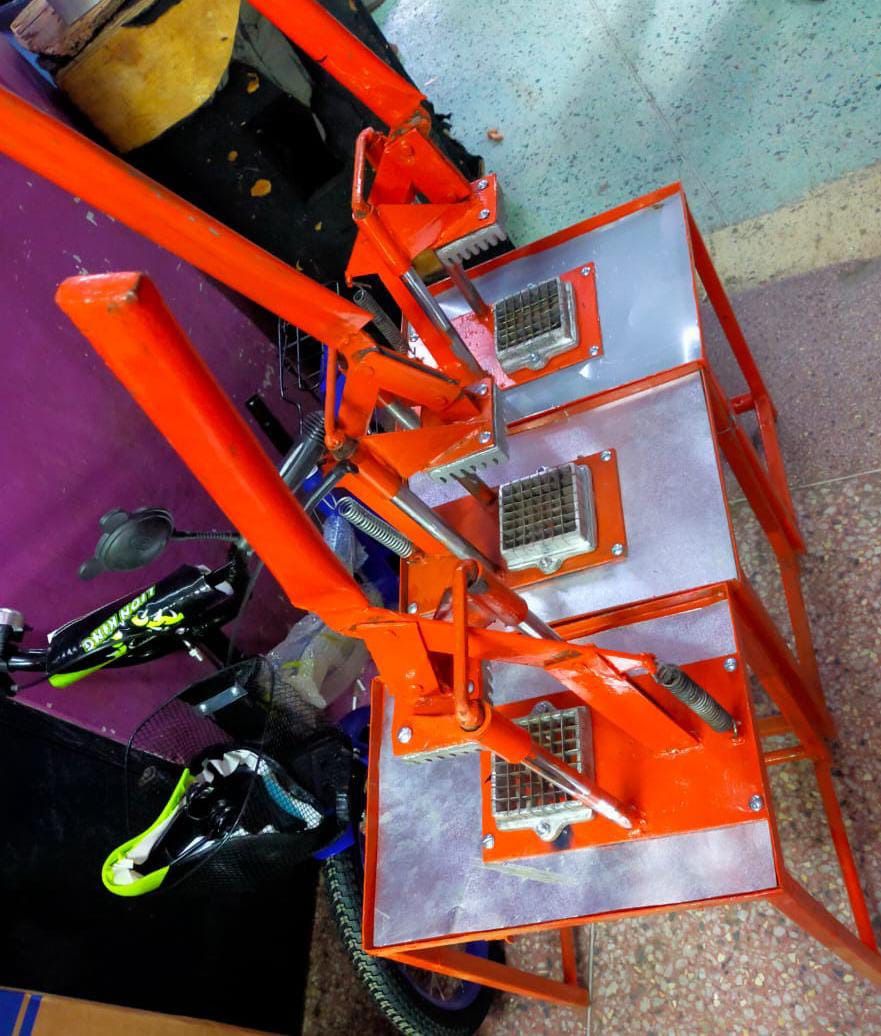 Commercial potato chipper