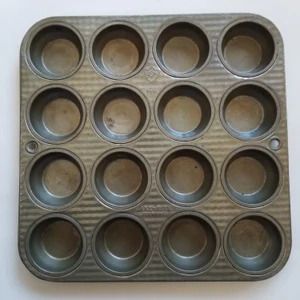 Non-stick Bakeware 16-Cup Muffin Tin / Nonstick 16-Cup Cupcake Tin with FREE 100’S Food Grade Parchment Paper Muffin/Cupcake Liners For Safe and Healthy Baking Experience.