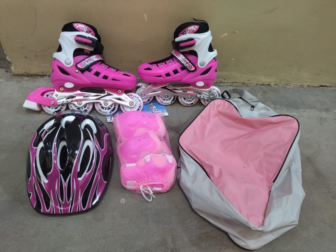 [🔥CLASSY NEW ARRIVALS JUST FOR YOU 🤩🤩✨ !!! ]  BRAND NEW VERY QUALITY DURABLE & STYLISH RUBBER WHEELS SKATES FULL SET ..MEDIUM -35-38 ....AT BEST PRICE