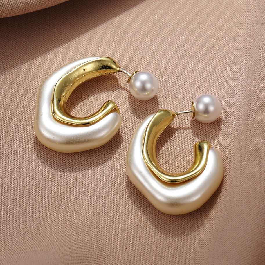 Irregular shaped pearl C-shaped earrings, high-end fashion, simple retro earrings