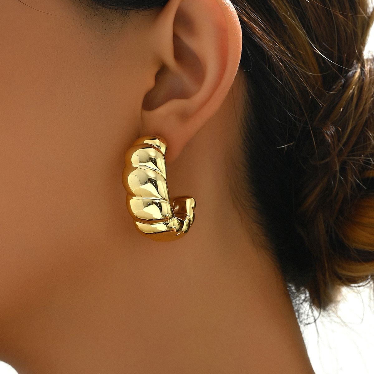 New French Style Earrings Acrylic Light high-end versatile and simple earrings with golden design, earrings with unique temperament, niche earrings