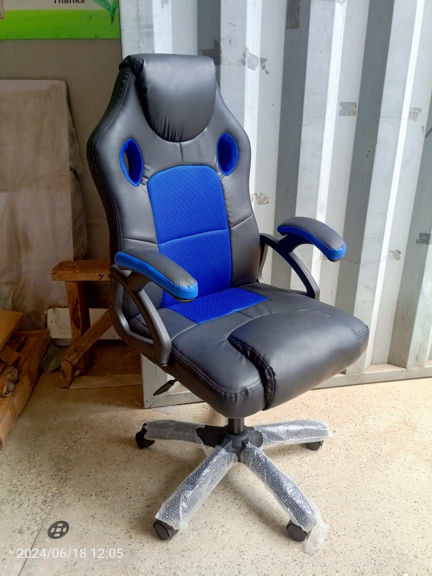 Classy Comfortable Leather Home gaming chair with moveable/rotating wheels