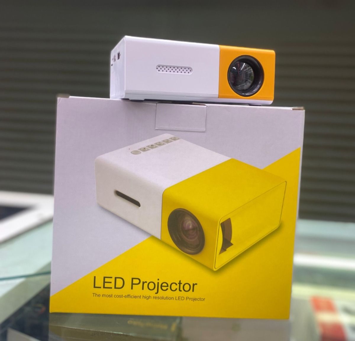 LED Projector 1080P Mini Audio Projector Built-In Stereo Speaker Projector 400-600lm High Resolution Projector for Home Outdoor