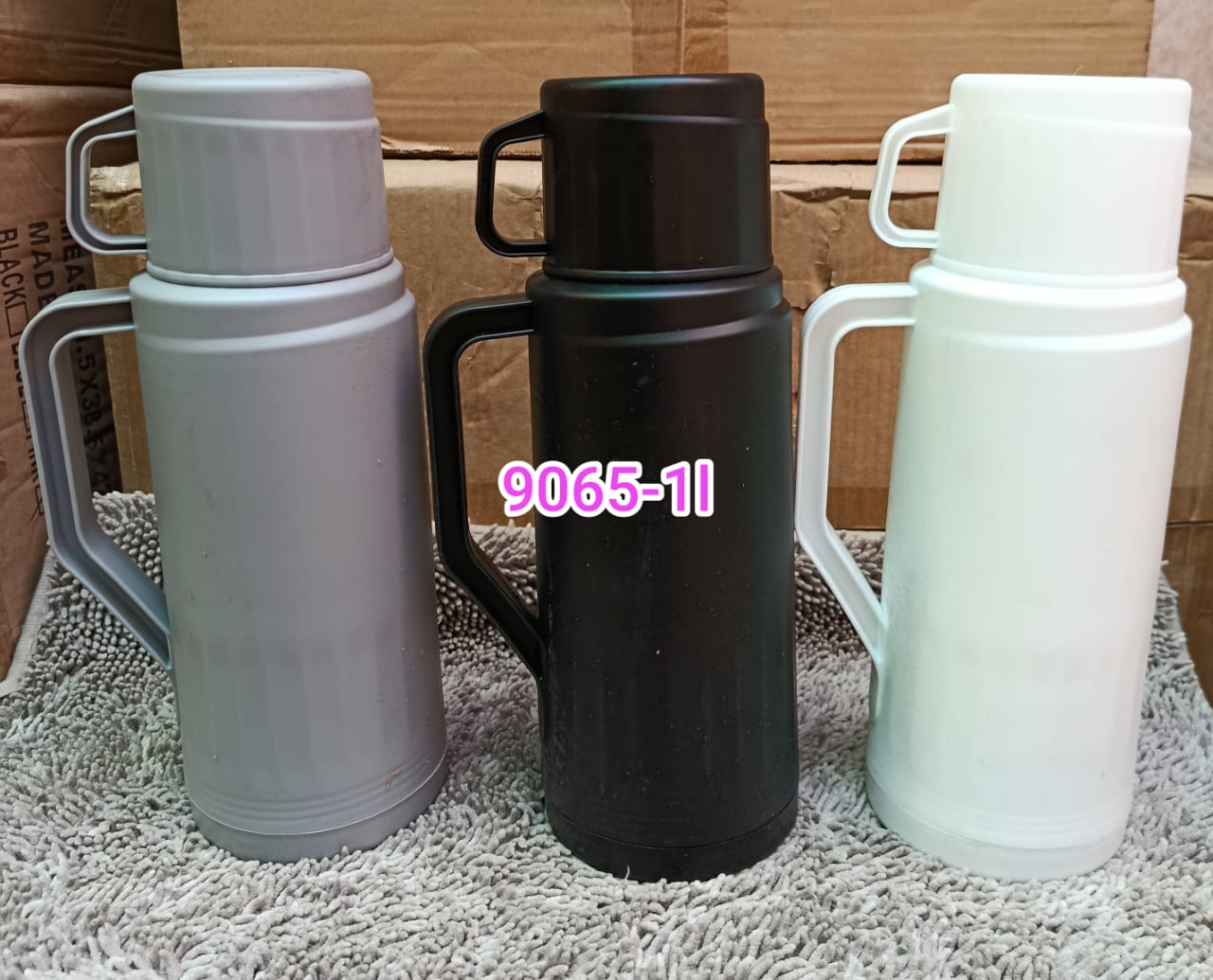 THERMOS FLASK. 1 Litre Thermos flask, The vacuum flask is made of high quality stainless steel that is unbreakable hence durable. It has an easy grip handle which is heat resistant.