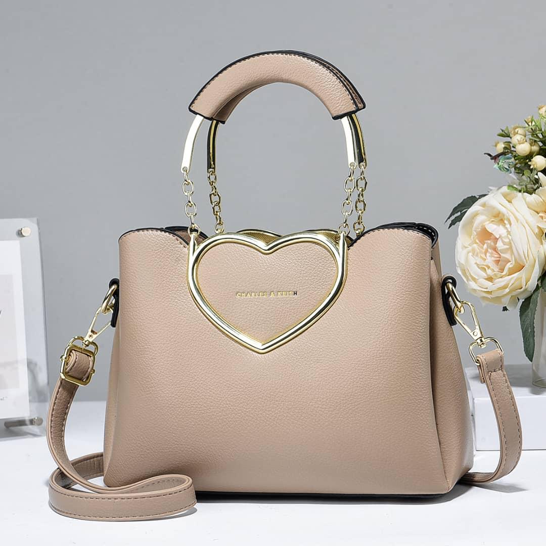 [ ❤EMBRACE THE LATEST TREND 🤩🤩✨ !!! ] 1Pc Brand New High Quality Stylish and Luxurious Comfortable Ladies Handbag ..Designed With Durability and Functionality ✔👌
