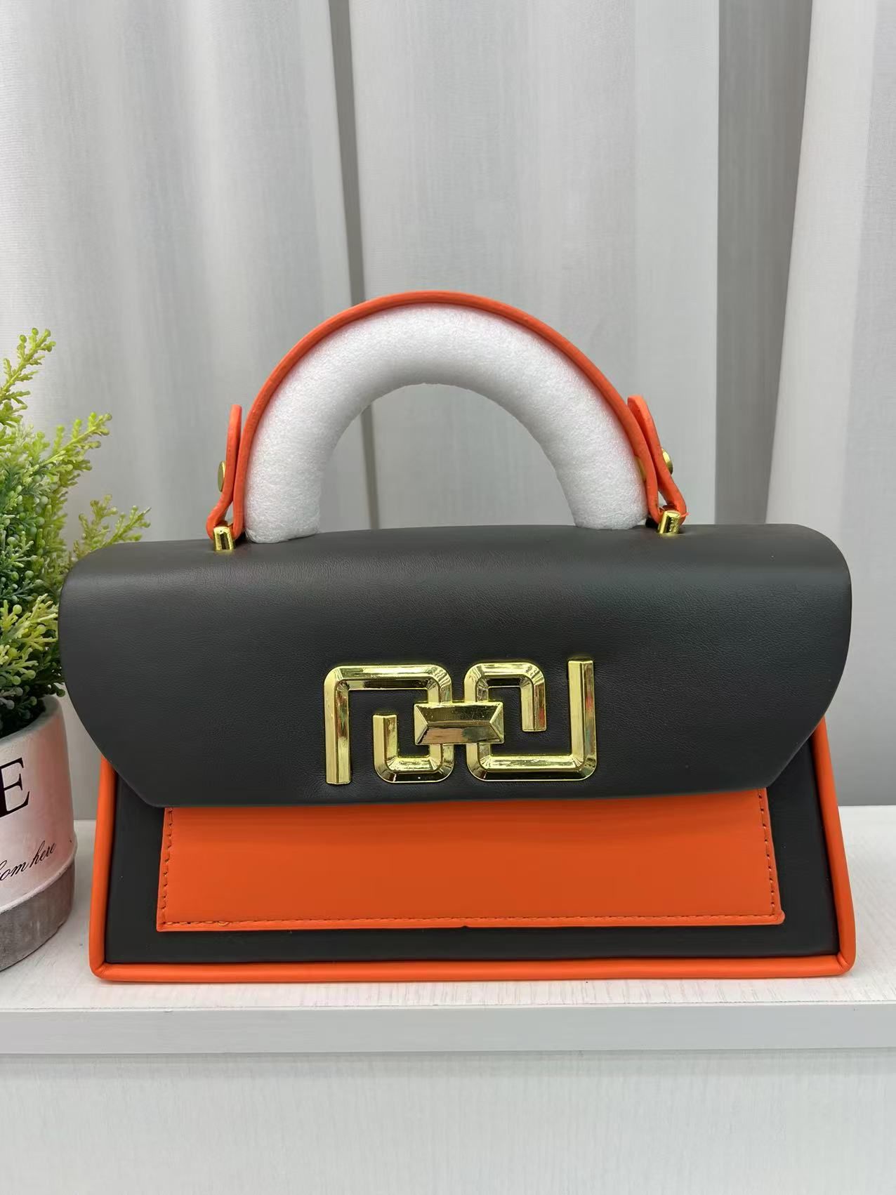 ⚡ IN DEMAND OFFER ⚡ ] 1Pc Brand New High Quality Stylish and Luxurious Comfortable Ladies Handbag ..Designed With Durability and Functionality ✔👌