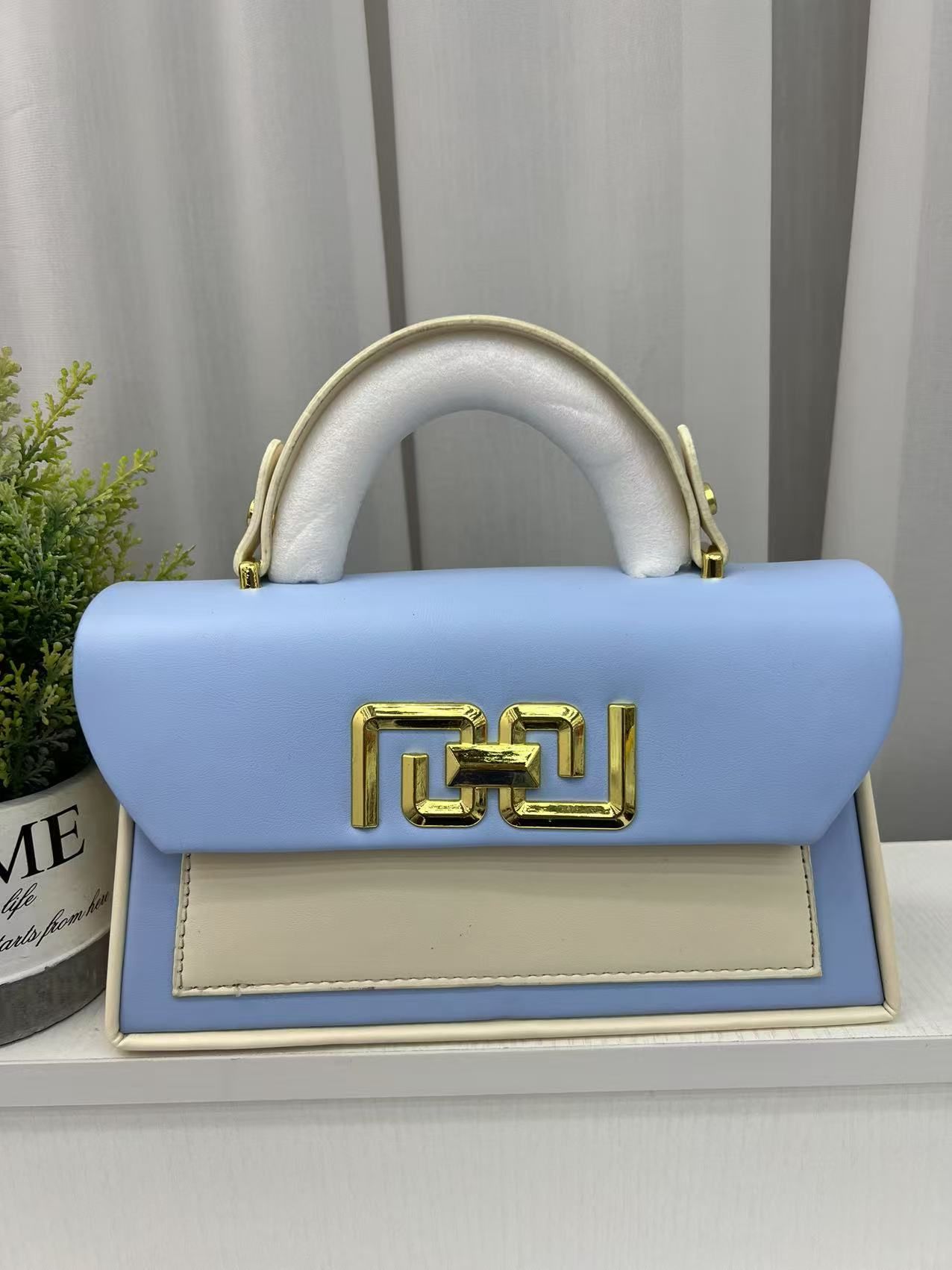 ⚡ IN DEMAND OFFER ⚡ ] 1Pc Brand New High Quality Stylish and Luxurious Comfortable Ladies Handbag ..Designed With Durability and Functionality ✔👌