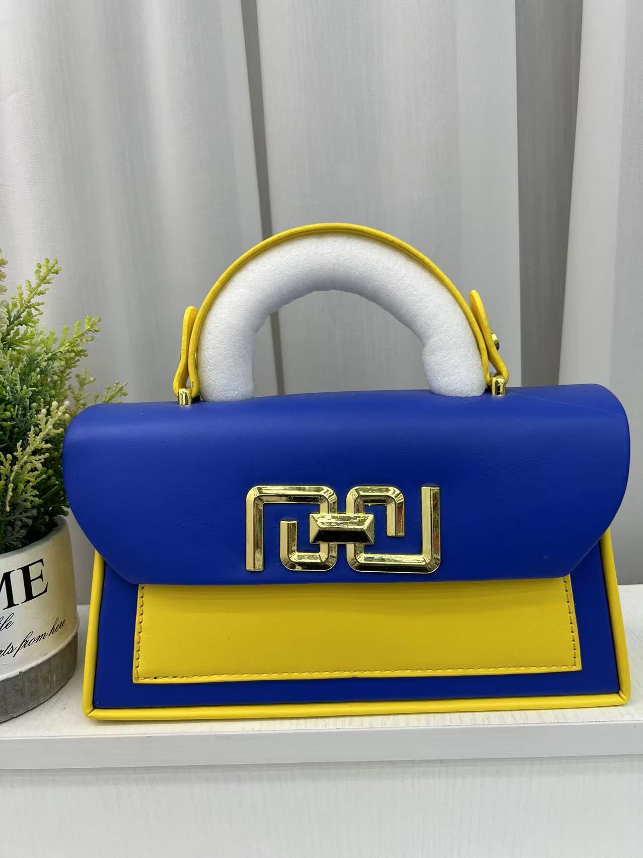 ⚡ IN DEMAND OFFER ⚡ ] 1Pc Brand New High Quality Stylish and Luxurious Comfortable Ladies Handbag ..Designed With Durability and Functionality ✔👌