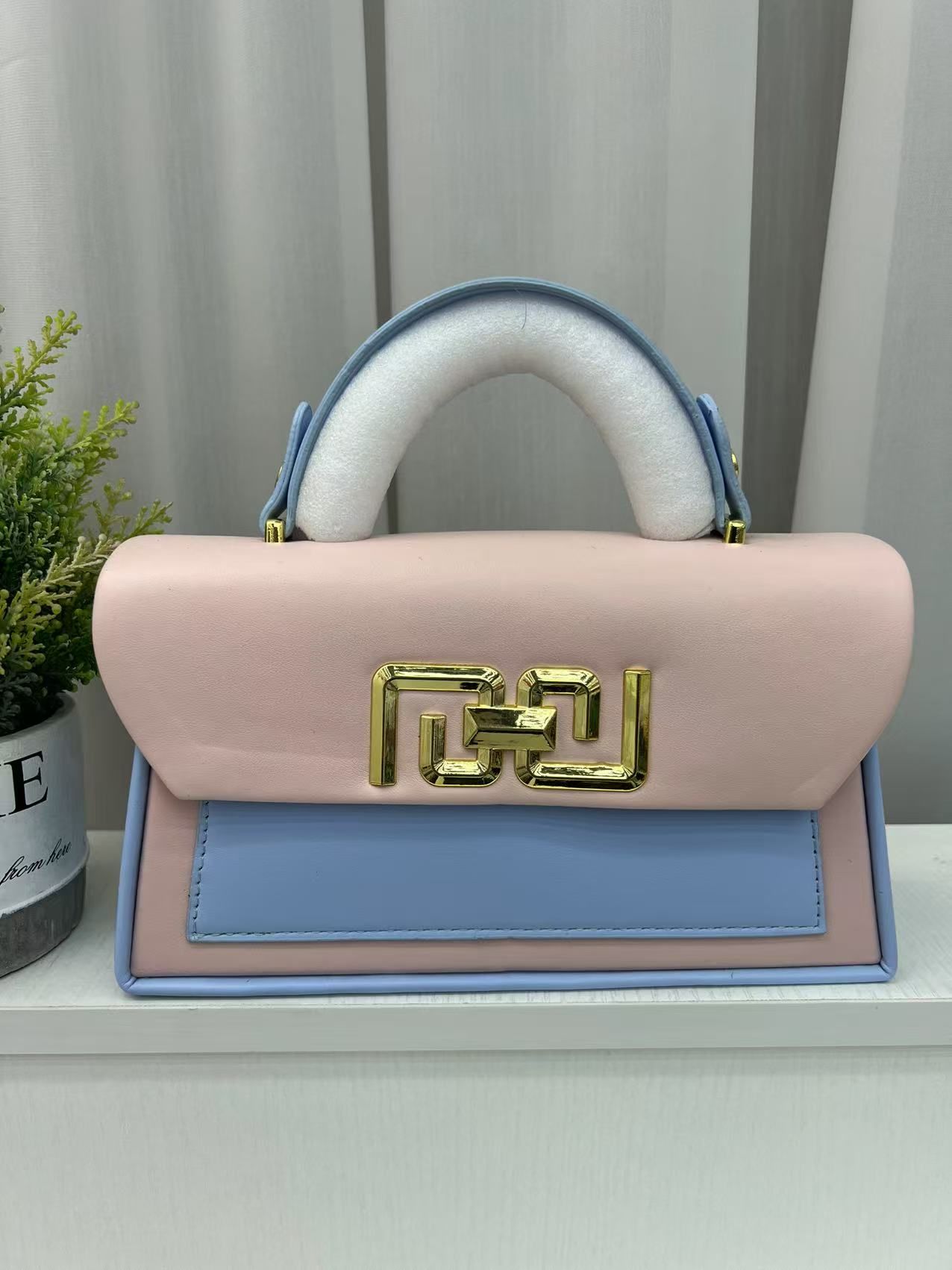 ⚡ IN DEMAND OFFER ⚡ ] 1Pc Brand New High Quality Stylish and Luxurious Comfortable Ladies Handbag ..Designed With Durability and Functionality ✔👌