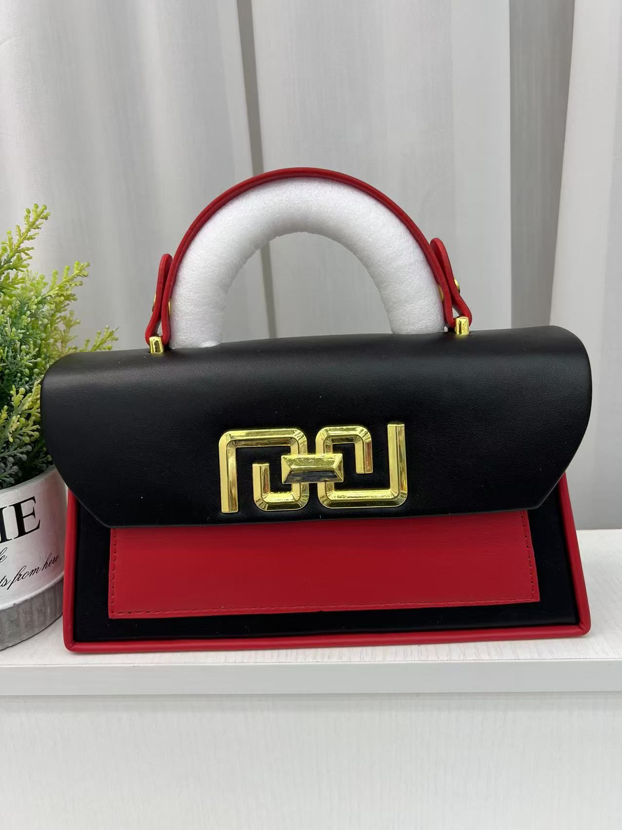 ⚡ IN DEMAND OFFER ⚡ ] 1Pc Brand New High Quality Stylish and Luxurious Comfortable Ladies Handbag ..Designed With Durability and Functionality ✔👌
