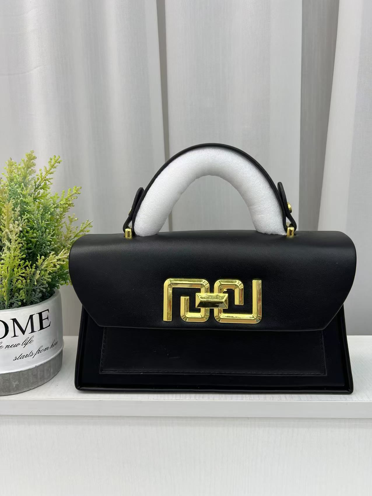 ⚡ IN DEMAND OFFER ⚡ ] 1Pc Brand New High Quality Stylish and Luxurious Comfortable Ladies Handbag ..Designed With Durability and Functionality ✔👌