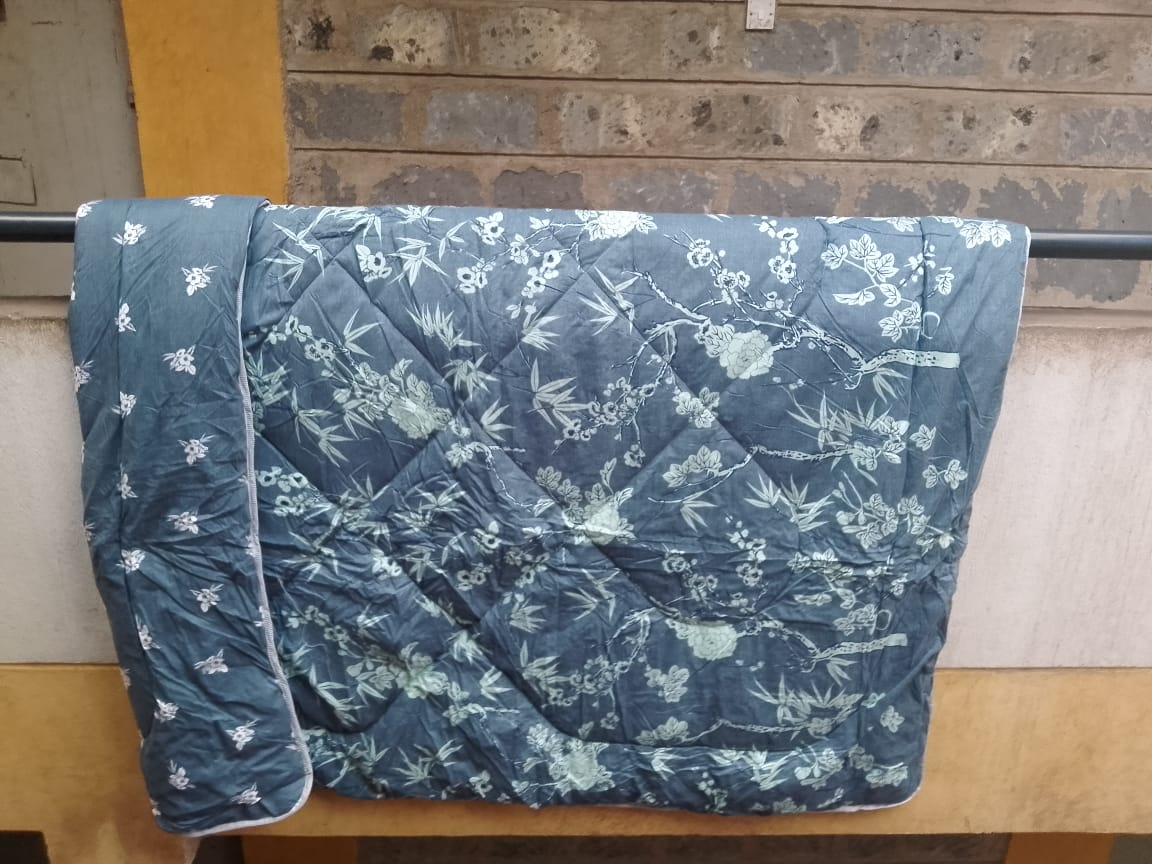 🍒MEGA SALE🍒🕳DONT MISS OUT🥑 4PcS Size [ 5 X 6 fts ] Brand new Luxurious & Stylish Binded duvet ,One sheet & Two pillowcases.. .Designed With Durability and Functionality✨