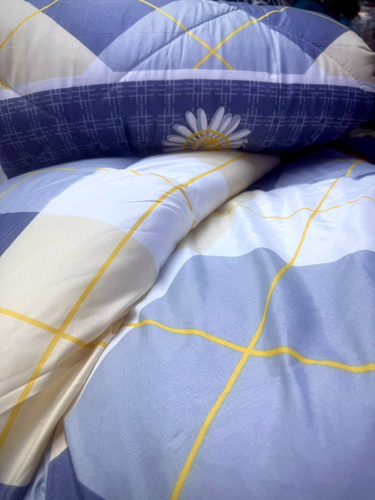 🍒MEGA SALE🍒🕳DONT MISS OUT🥑 4PcS Size [ 5 X 6 fts ]  Brand new Luxurious & Stylish Unbinded Duvet, One sheet & Two pillowcases...Designed With Durability and Functionality✨