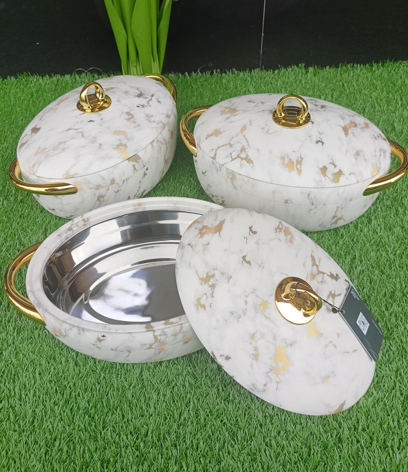 SET OF 3PCS HIGH QUALITY LUXURIOUS INSULATED KITCHEN HOTPOTS....HAS SMOOTH FINISHING  AND STYLISH AND HIGH QUALITY...FERFECT FOT THE SEASON