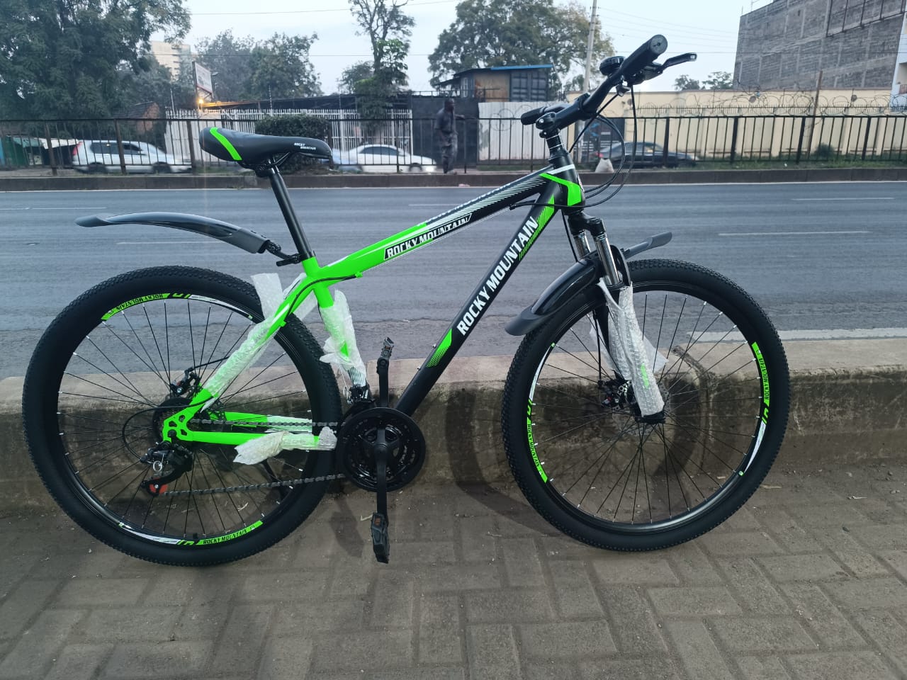 mountain bicycle bike with front shocks and disc brakes. This mountain bike is size 29 bike suitable for medium sized and the tallest man. size 29 is the biggest size of all bicycles